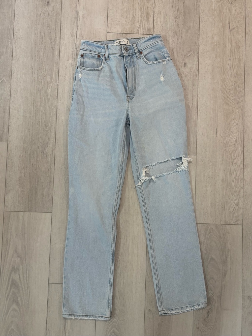 NWT Abercrombie and Fitch 90s Straight Ultra High Rise Light Wash Women's Jeans